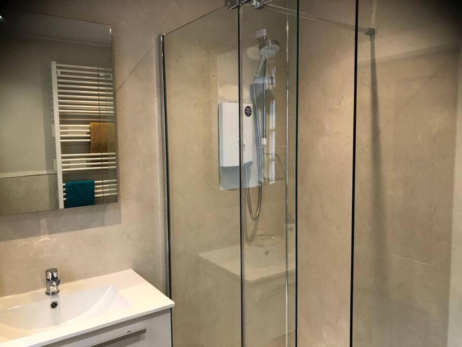 Spacious 2 Bedroom Flat In Heart Of バラター エクステリア 写真